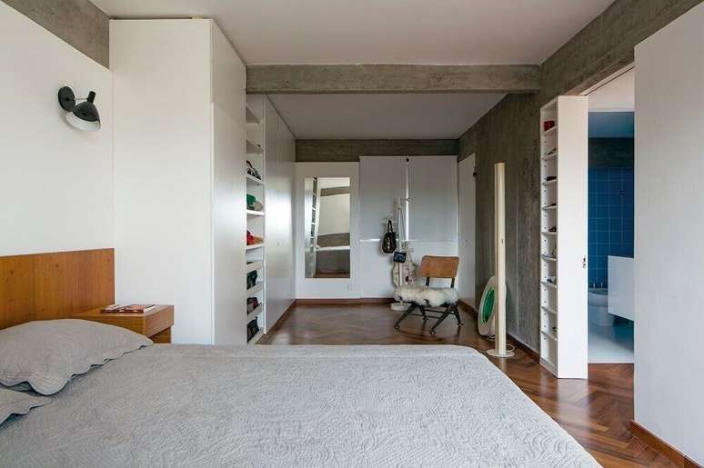 49. Modelo de quarto com closet e parede de cimento queimado levando modernidade para o ambiente – Foto: ArchDaily