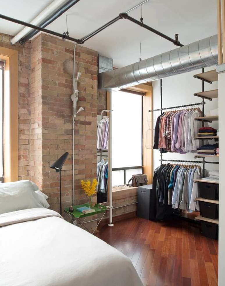 6. Utilize araras e divisórias de vidro para não comprometer o visual do quarto com closet pequeno – Foto: The Wow Decor