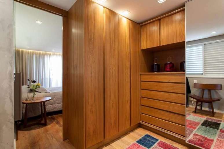 51. Modelo de quarto com closet pequeno com armários de madeira – Foto: Tria Arquitetura