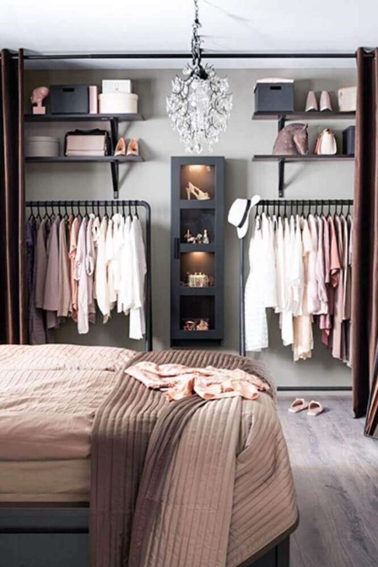 39. Modelo de quarto com closet pequeno decorado em tons de rosa e cinza- Foto: RunmeHome