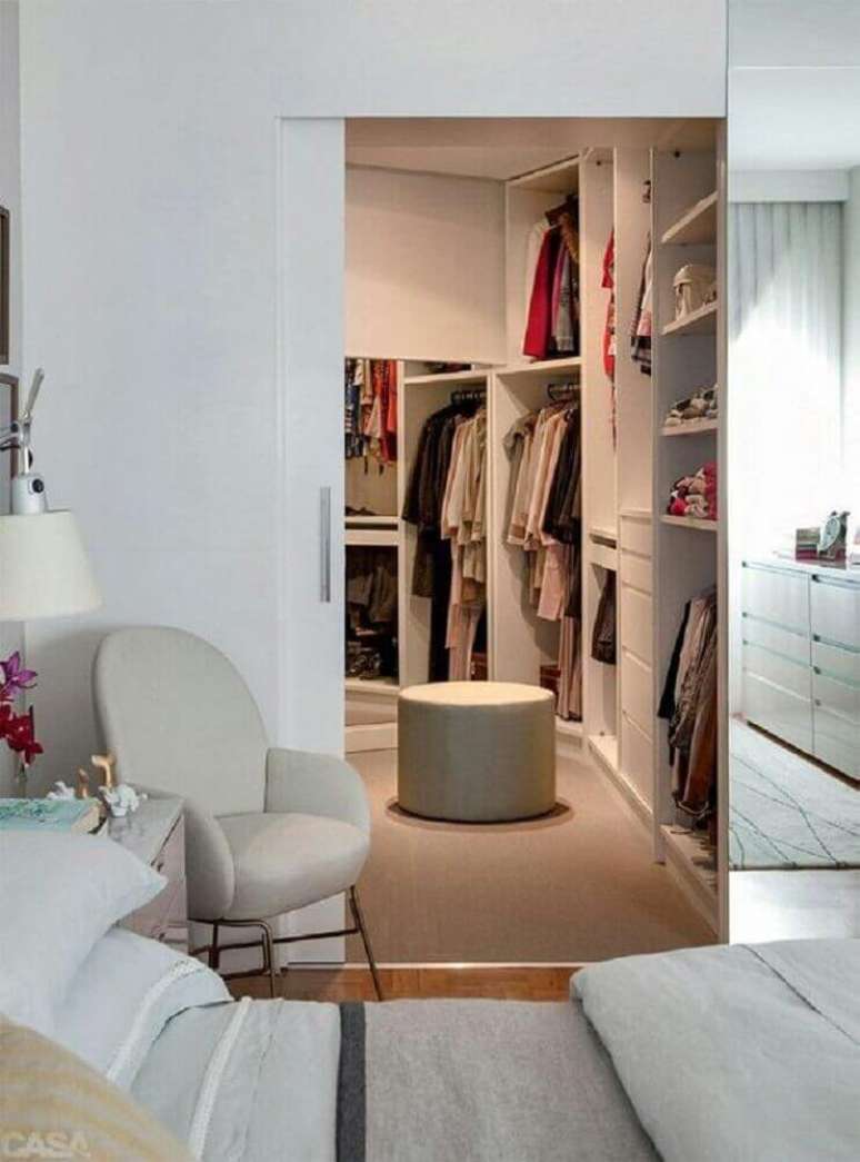 50. Modelo de quarto com closet pequeno – Foto: The Holk