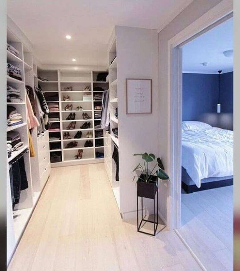 52. Modelo de quarto com closet todo branco – Foto: Pinterest