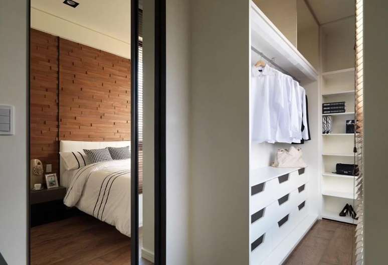 57. Decoração para quarto pequeno com closet com parede revestida de madeira – Foto: Heypik