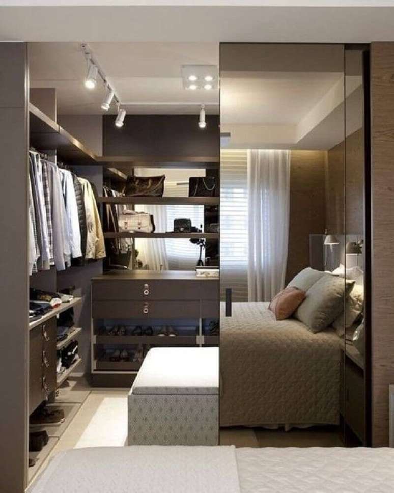 58. Utilize porta espelhada para o quarto pequeno com closet, ajudando assim a ampliar visualmente o ambiente – Foto: FirePont