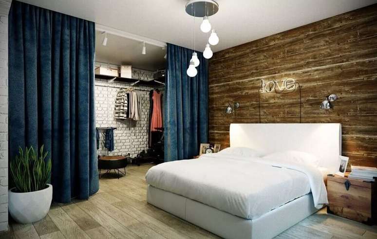61. Aqui o quarto de casal com closet utilizou cortinas para criar divisão entre os ambientes – Foto: Yandex