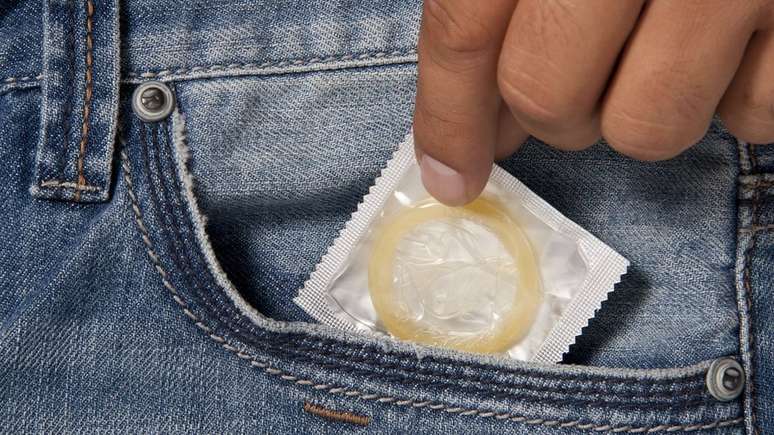 Os preservativos ajudam a prevenir a transmissão do HIV e protegem contra outras doenças sexualmente transmissíveis