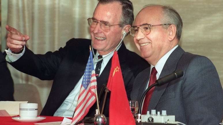 À medida que o comunismo entrava em colapso na Europa Oriental, Bush estreitou as relações com a União Soviética de Mikhail Gorbachev - descrita por seu antecessor, Ronald Reagan, como o 'império do mal'