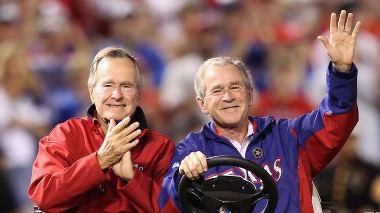 Seu filho George W Bush também se tornaria presidente em 2001 e protagonizaria uma nova invasão dos EUA ao Iraque