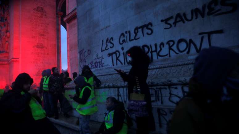 Uma pixação no Arco do Triunfo diz: 'os coletos amarelos triunfarão'