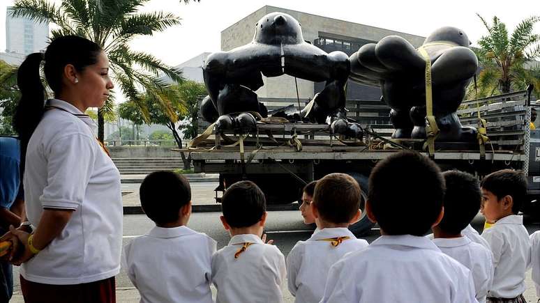Em 1995, uma bomba explodiu num parque em Medellín, matando 20 pessoas e destruindo uma escultura de Botero, intitulada 'El Pájaro'. As suspeitas recaem sobre Escobar. Na foto, a escultura destruída e outra feita por Botero para substituí-la