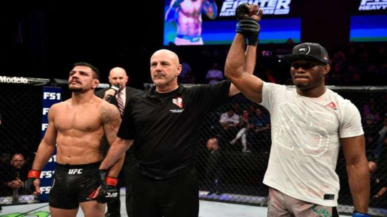 Rafael dos Anjos e Kamaru Usman na decisão dos árbitros, que deram a vitória ao nigeriano.