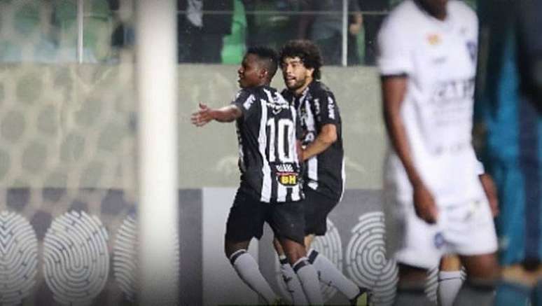 Cazares e Luan comemoram gol do Atlético-MG sobre o Botafogo.