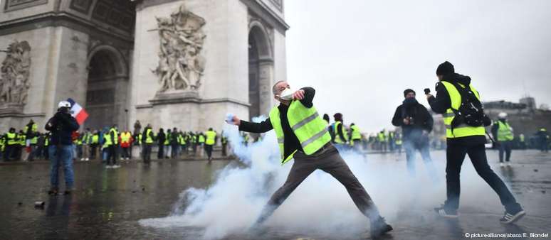 Confrontos ocorreram nas imediações do Arco do Triunfo, no centro de Paris