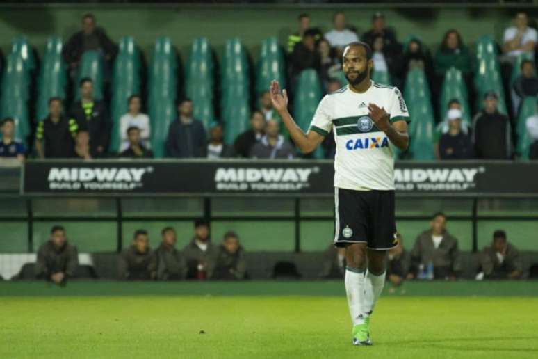 Atacante Alecsandro é um dos atletas que não seguirá no Coritiba em 2019 (Foto: Guilherme Artigas/Fotoarena/Lancepress!)