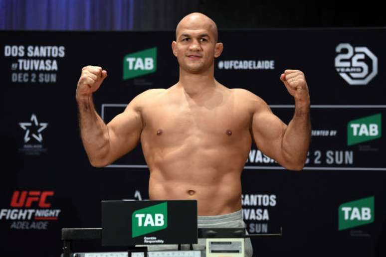 Junior Cigano é tido como favorito para vencer Tai Tuivasa na luta principal do UFC Adelaide (Foto: Getty Images)