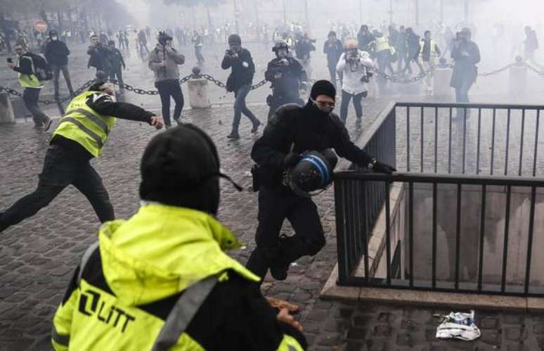 Nova manifestação em Paris deixa 10 feridos dezenas de presos