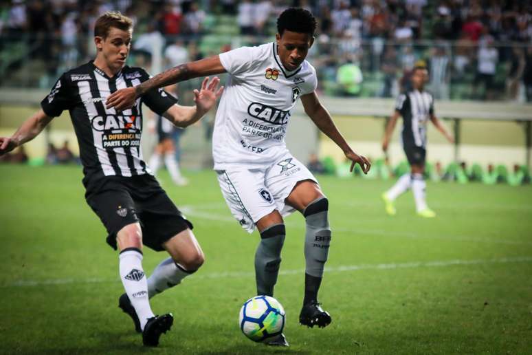 Disputa entre Moisés, do Botafogo, e Adilson, do Atlético-MG