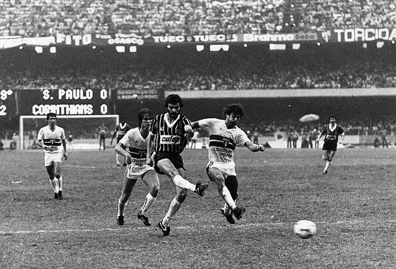 Sócrates abre o placar do primeiro jogo da decisão do paulista de 1983