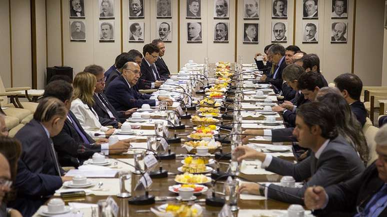 Meirelles, ao microfone, em foto de 2016, quando era titular da Fazenda; Traumann destaca que os principais projetos da gest&atilde;o provam a import&acirc;ncia da articula&ccedil;&atilde;o com o Congresso