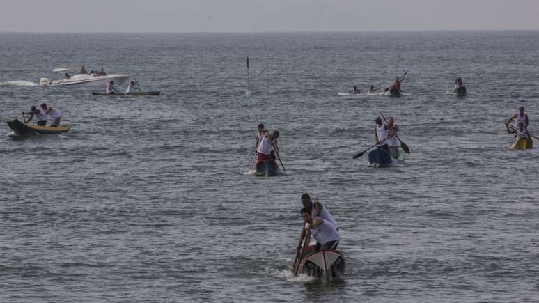 Corrida de Canoa na praia do Cruzeiro, em Ubatuba-SP, durante comemora&ccedil;&otilde;es da festa tradicional de S&atilde;o Pedro Pescador, padroeiro dos pescadores