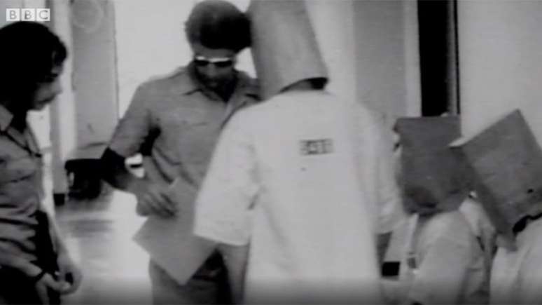 Imagem das gravações do experimento em 1971: um dos participantes disse ter começado a agir com crueldade por estar 'entediado'