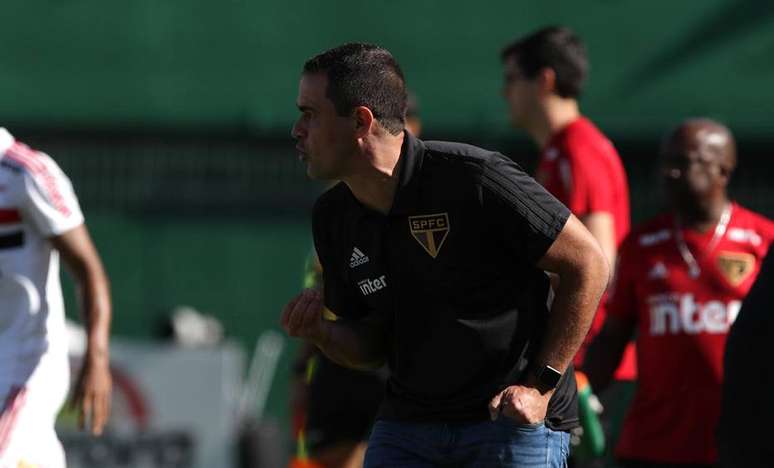 O técnico André Jardine, do São Paulo, que terá jogo da Libertadores enquanto rola o Paulista