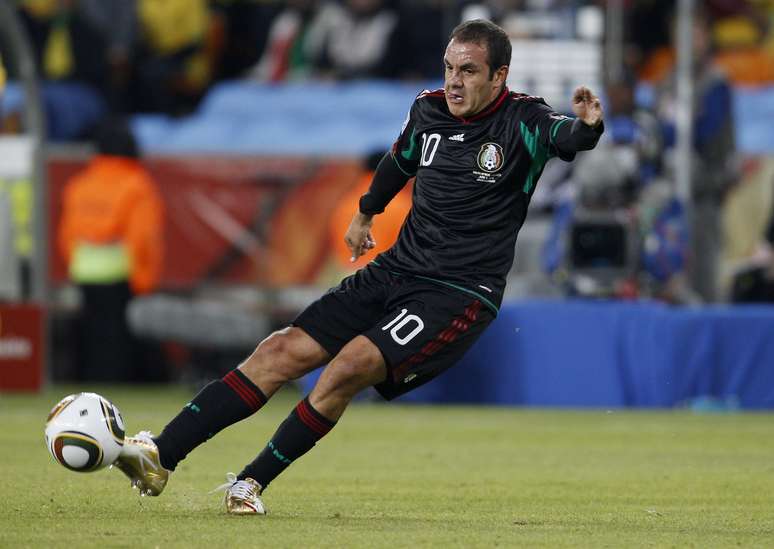 Cuauhtémoc Blanco cobra falta pela seleção mexicana na Copa de 2010, em jogo contra a dona da casa, África do Sul