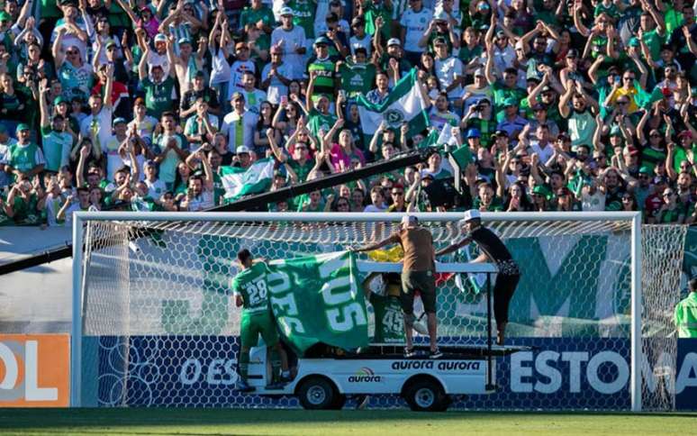 Follmann e Ruschel comemoram com a torcida na Arena Condá (Foto: Liamara Polli/PhotoPremium)