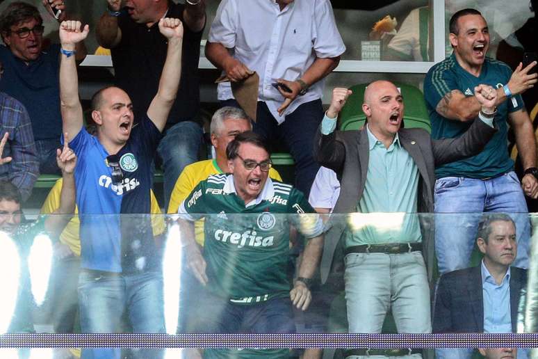 O presidente eleito Jair Bolsonaro comemora gol do Palmeiras, ao lado do pesidente do clube, Mauricio Galiotte, na partida contra o Vitória