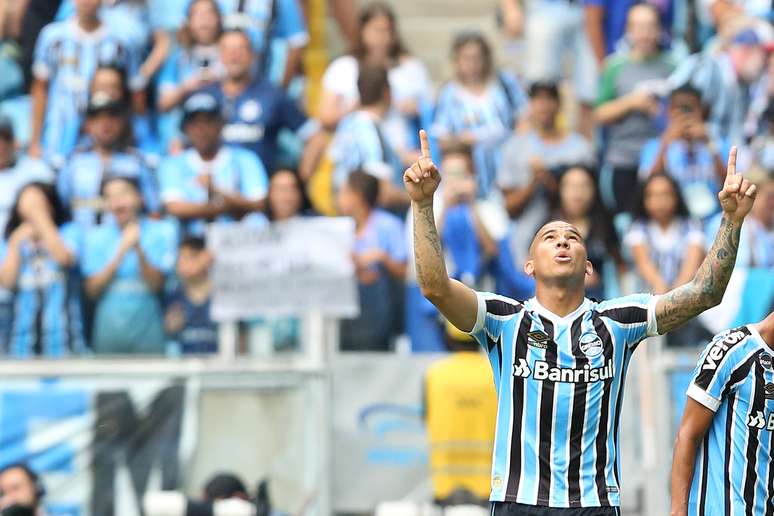  Jael, do Grêmio, comemora após marcar gol na partida contra o Corinthians