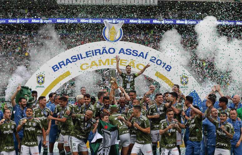 Jogadores do Palmeiras erguem a taça de campeão brasileiro de 2018 após partida entre Palmeiras x Vitória válida pela 38a rodada do Campeonato Brasileiro 2018, realizada no Allianz Parque. 