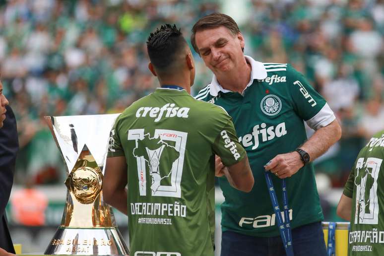 O Presidente eleito Jair Bolsonaro durante entrega da taça no final da partida entre Palmeiras x Vitória