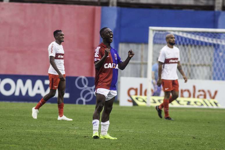 O jogador Jonny Luccas do Parana comemora gol