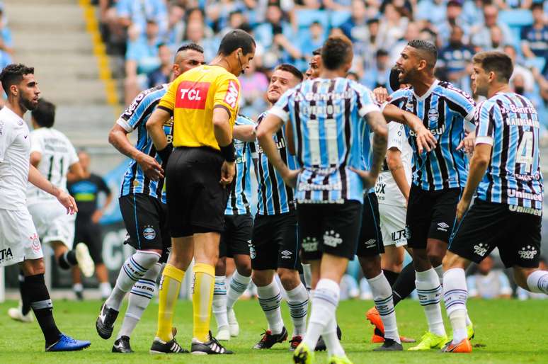 Jogadores do Grêmio reclamam com a arbitragem, durante partida contra a equipe do Corinthians