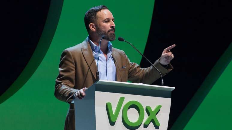 Santiago Abascal, líder do partido, rejeita o rótulo de extrema-direita e diz preferir focar na unidade da Espanha