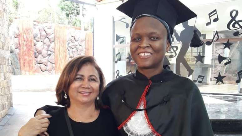 Nadine com sua 'mãe' brasileira, Loide Wanderley, na formatura da faculdade de Direito, onde ganhou bolsa integral