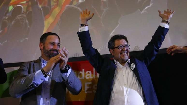 O líder do Vox, Santiago Abascal (à direita), e o candidato regional do partido Francisco Serrano comemorando a vitória no domingo