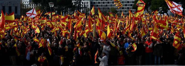 Apoiadores do Vox protestaram contra defensores da independência da Catalunha, na capital espanhola, Madri, no sábado
