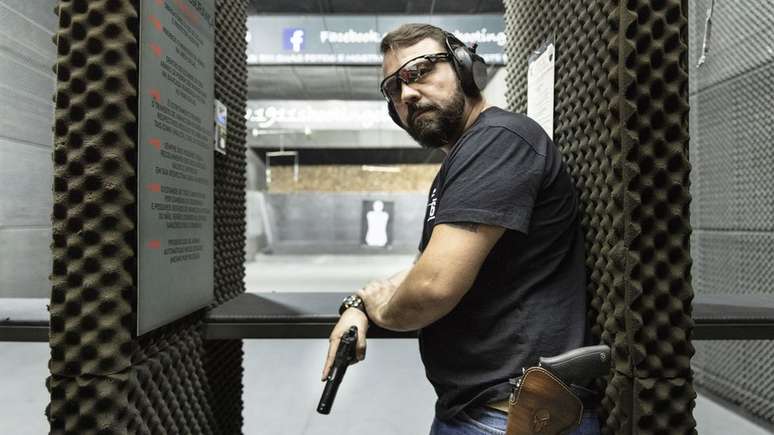 O empresário André Luiz Nobre tem seis armas e atira esportivamente no clube do tiro 1911, em São Paulo