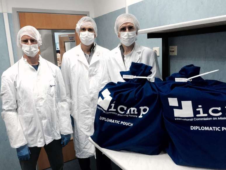 Grupo de Trabalhos Perus entrega amostras ósseas e de sangue a laboratório estrangeiro