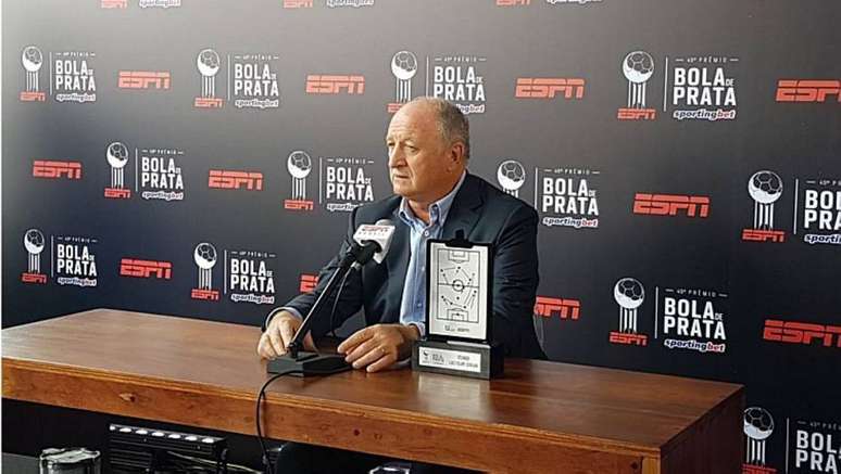 Felipão concede entrevista após receber prêmio como melhor técnico do Brasileirão