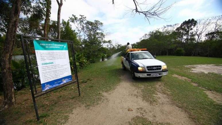 Prefeituras, como a de São José dos Campos, instalam placas em locais onde é constatada a presença de capivaras, alertando para o risco da febre maculosa