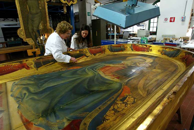Restauradores trabalham em uma obra de Botticelli em Florença, na Itália