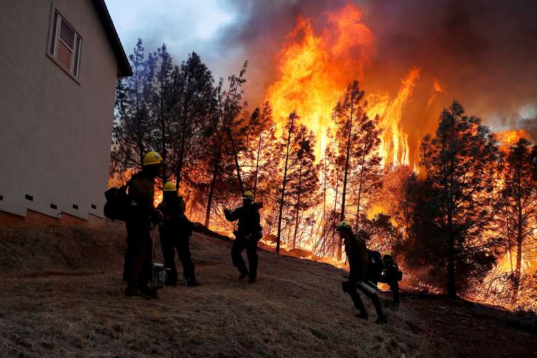 Bombeiros combatem chamas para tentar salvar casa em Paradise, na Calif&oacute;rnia 08/11/2018 REUTERS/Stephen Lam
