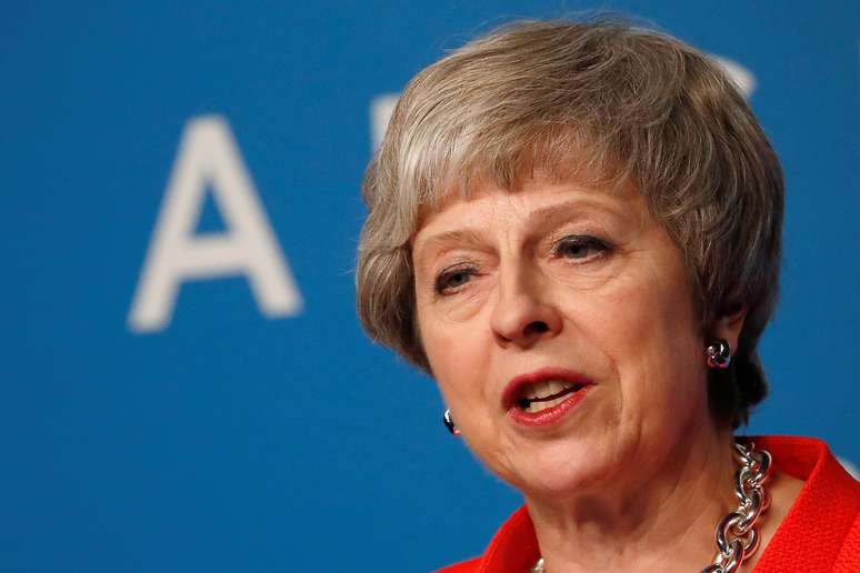 A primeira-ministra britânica, Theresa May, disse que ainda estará no cargo dentro de duas semanas, rejeitando especulações de que pode renunciar se perder uma importante votação sobre o Brexit no Parlamento 