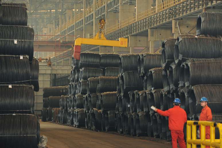 Funcion&aacute;rios trabalham ao lado de fios de a&ccedil;o em uma usina sider&uacute;rgica da Dongbei Special Steel em Dalian, prov&iacute;ncia de Liaoning, China 2/11/2018.  REUTERS/Stringer 