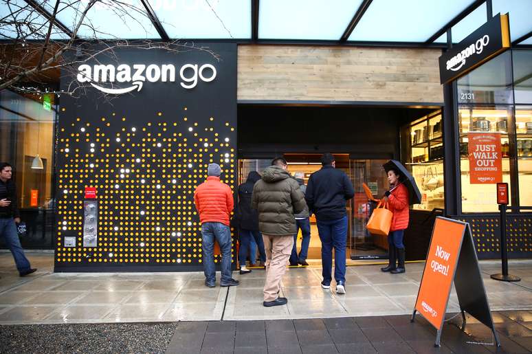 Pessoas recebem sacolas reutilizáveis ao ingressarem em uma loja Amazon Go em Seattle, Washington, EUA 29/01/2018.  REUTERS/Lindsey Wasson 