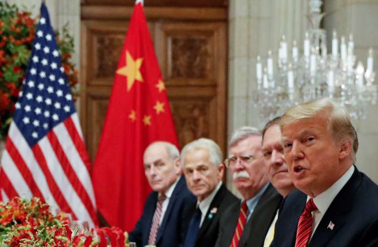 Presidente dos EUA, Donald Trump, e delegação norte-americana durante encontro com líderes chineses em Buenos Aires 01/12/2018 REUTERS/Kevin Lamarque