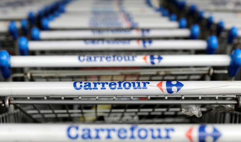 Logo do Carrefour em carrinhos de supermercado em São Paulo
18/07/2017
REUTERS/Paulo Whitaker