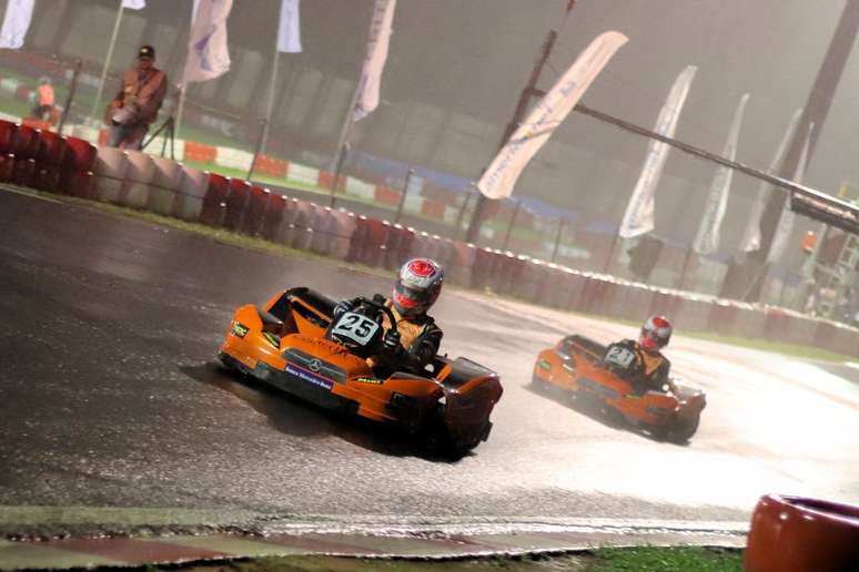 Reta final das 500 Milhas: AM Com Racing lidera sob chuva no Kartódromo Granja Viana